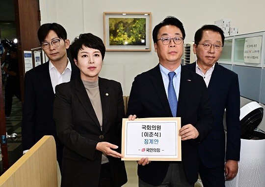 국민의힘 의원들이 8월 6일 오후 서울 여의도 국회 의안과에서 이춘석 의원 징계안을 제출하고 있다. 사진=박은숙 기자