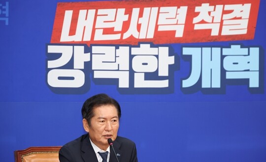 정청래 더불어민주당 대표가 8월 6일 국회에서 정성호 법무부 장관을 만나 대화를 나누고 있다. 사진=박은숙 기자