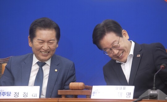 2024년 6월 12일 국회 더불어민주당 대표실에서 열린 최고위원회의에 이재명 당시 당대표와 정청래 당시 최고위원이 대화를 나누며 웃고 있다. 사진=이종현 기자