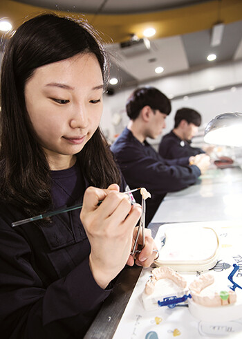 치기공학과 학생들이 실습을 하고 있다. 사진=대구보건대 제공