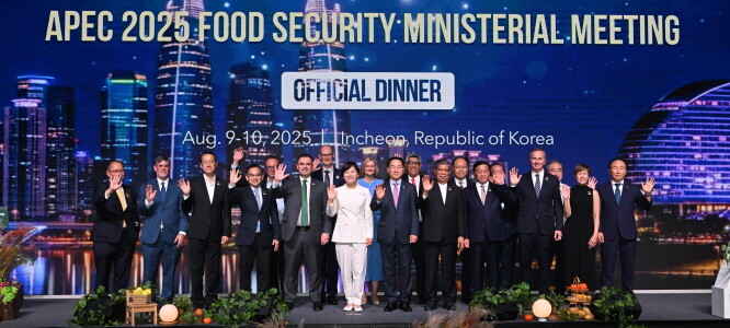 유정복 인천시장이 9일 파라다이스시티에서 열린 '아시아태평양경제협력체(APEC) 2025 식량안보 장관회의 만찬'에서 농림축산식품부 송미령 장관 등 참석자들과 기념촬영을 하고 있다. 사진=인천시 제공