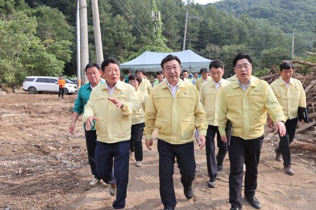 가평군, “지난 1일 가평군 수해현장을 방문한 윤호중 행정안전부장관(가운데)이 서태원 가평군수(왼쪽)로부터 피해현장을 설명을 듣고있다. 사진제공=가평군 