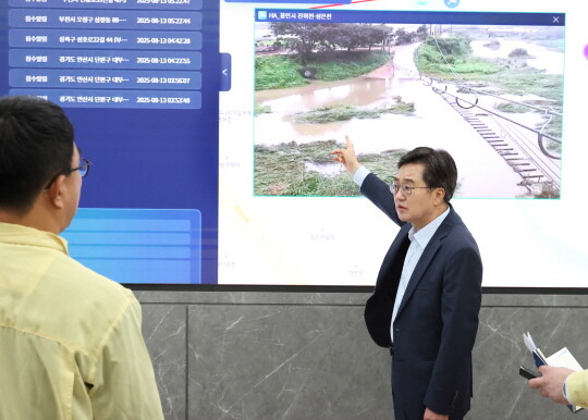 김동연 경기도지사가 도청2층 재난상황실에서 집중호우관련 재난상황을 점검하고 있다. 사진=경기도