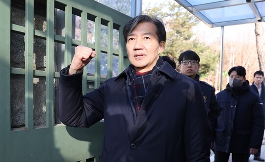 자녀 입시비리 등 혐의로 기소돼 징역 2년형이 확정된 조국 전 조국혁신당 대표가 2024년 12월 16일 경기 의왕시 서울구치소 앞에서 수감되기 전 지지자들을 향해 주먹을 쥐어 보이고 있다. 사진=연합뉴스
