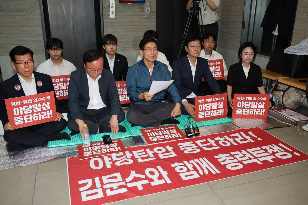 14일 오전 김문수 국민의힘 당대표 후보가 특별검사팀의 당사 압수수색 시도에 반발하며 국민의힘 중앙당사 1층 로비에서 전날 오후 11시 30분부터 농성을 이어가고 있다. 사진=박은숙 기자