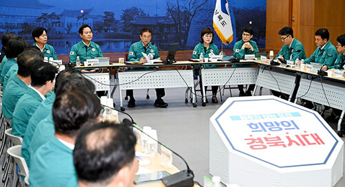 19일 이철우 지사가 '새 정부 국정 방향 대응 보고회'를 직접 주재하고 있다. 사진-경북도 제공