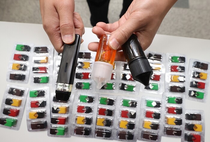 8월 13일 서울 마포구 광역수사단에서 서울경찰청 마약범죄수사대 관계자가 '부정의약품 제조·유통 일당 검거' 브리핑에 앞서 압수품을 정리하고 있다. 사진=연합뉴스