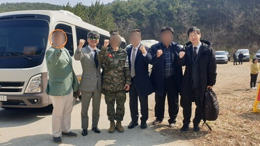'멋쟁해병' 멤버들은 2023년 쌍용훈련 당시 단체 사진을 찍었다. 왼쪽부터 사업가 윤 아무개 씨, 이종호 전 블랙펄인베스트 대표, 해병대 모 연락장교, 사업가 송 아무개 씨, 사업가 최 아무개 씨, 공익신고자 김규현 변호사. 사진=독자 제공