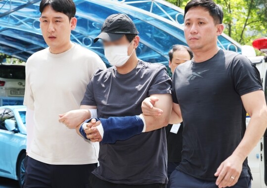 용인의 한 오피스텔 건물에서 30대 여성을 살해한 뒤 달아났다 강원 홍천군 야산에서 긴급 체포된 살인 용의자 A 씨가 8월 22일 경기도 용인서부경찰서로 압송되고 있다. 사진=연합뉴스
