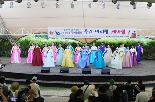 용문산 자락, 바람이 머무는 용문산 야외공연장에 ‘우리 아리랑 새 바람’이 피어올랐다. 8월의 저녁 햇살이 저물 무렵, 경기지역 전통예술인과 단체들이 함께 어깨를 맞대며 전통의 숨결을 새로운 노래로 빚어냈다. 출연자 모두가 ;고향아리랑'을 함께 불렀다. 사진=김현술 기자