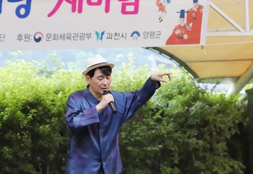 특별 출연한 소리꾼 김용우가 홀로아리랑과 진도아리랑을 부를 때에는 깊은 한과 자유의 울림이 무대를 감쌌다. 사진=김현술 기자
