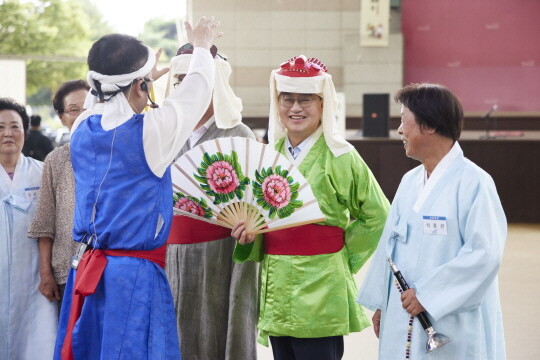 양주별산대놀이 춤동작인 깨끼춤을 배우고 있는 김동연 지사. 사진=경기도