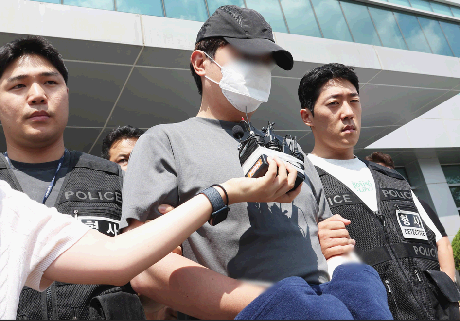 경기 용인 오피스텔 지하 주차장에서 발생한 여성 피살사건의 피의자 A 씨가 24일 구속 전 피의자 심문(영장실질심사)에 출석하기 위해 경기도 용인동부경찰서 유치장에서 나오고 있다. 사진=연합뉴스