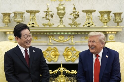 이재명 대통령(왼쪽)이 지난 8월 25일(현지시각) 미국 워싱턴 백악관 집무실에서 열린 정상회담 중 도널드 트럼프 대통령과 함께 웃음을 보이고 있다. 사진=연합뉴스