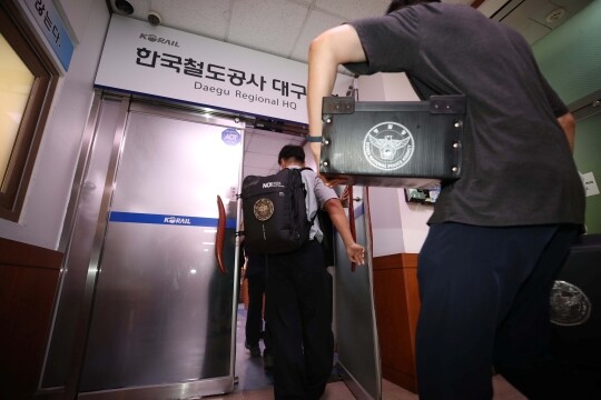 9월 1일 오전 동대구역에 위치한 한국철도공사(코레일) 대구본부 사무실에 경찰 관계자들이 경부선 무궁화 열차 사고 관련 압수수색을 위해 파란색 박스 등을 가지고 들어가고 있다. 사진=연합뉴스