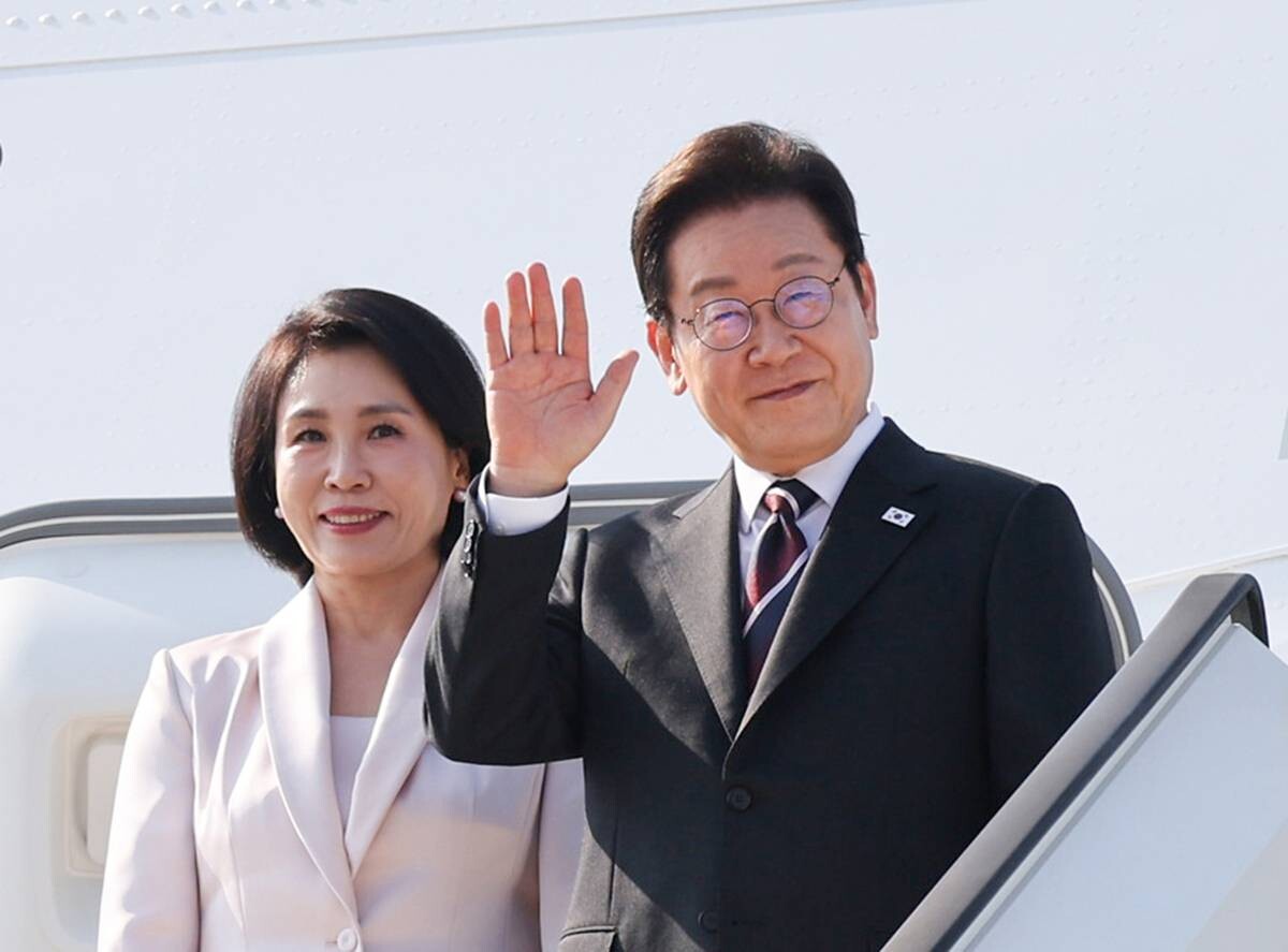 이재명 대통령(오른쪽)과 김혜경 여사가 지난달 24일 한미정상회담을 위해 워싱턴DC로 향하는 공군 1호기에 탑승하는 모습이다. 사진=연합뉴스