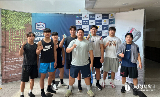 수상 기념촬영 모습. 사진=경성대 제공