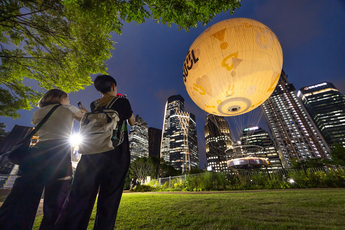 보름달을 닮은 '서울달'을 휴대폰으로 담고 있다. 사진=최준필 기자