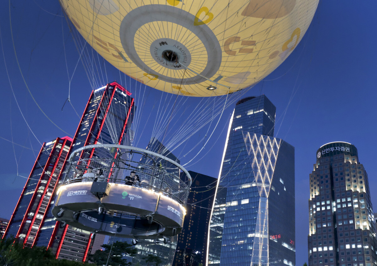 '서울달' 개장 1주년을 맞은 8월 23일 연인들이 서울달을 타고 여의도 상공으로 올라가고 있다. 사진=박정훈 기자