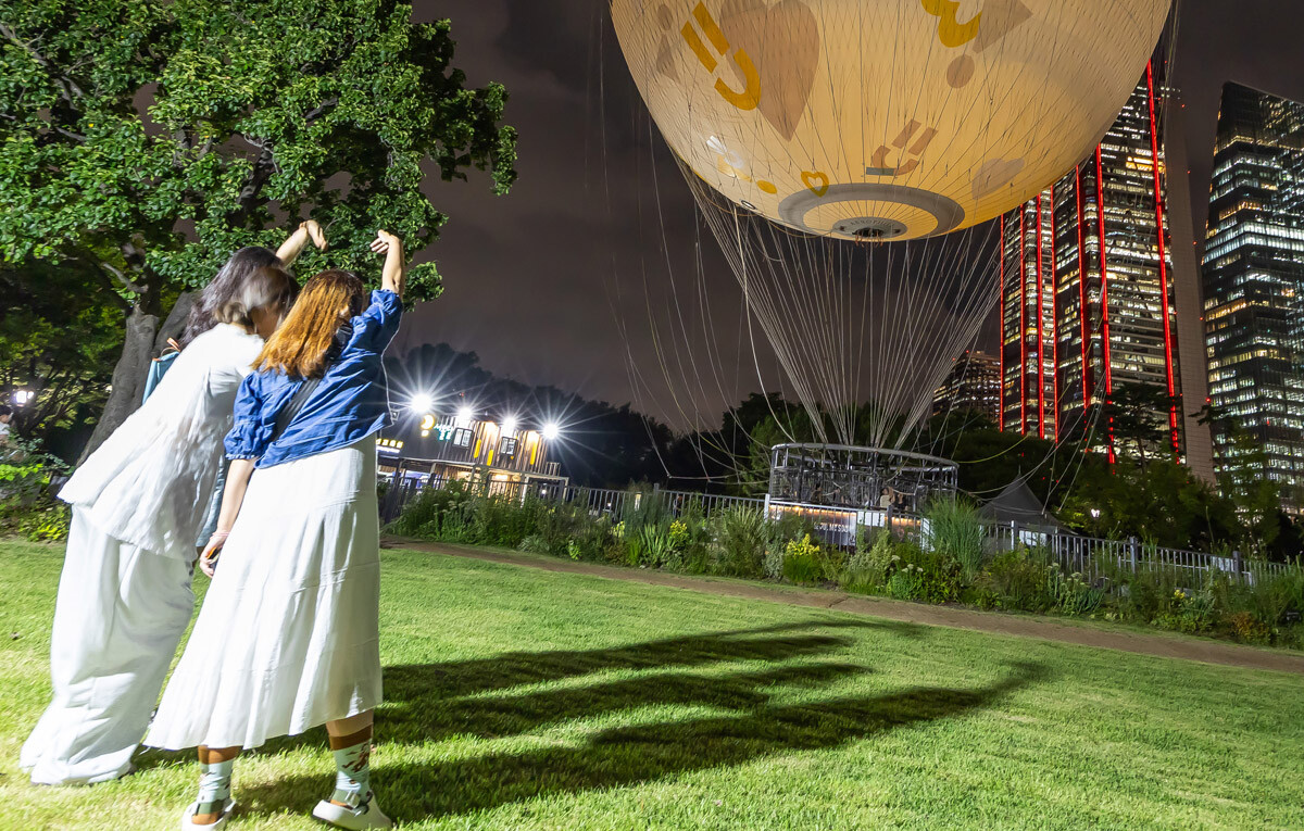 서울관광 랜드마크가 된 '서울달' 인근에서 기념촬영을 하는 시민들. 사진=최준필 기자