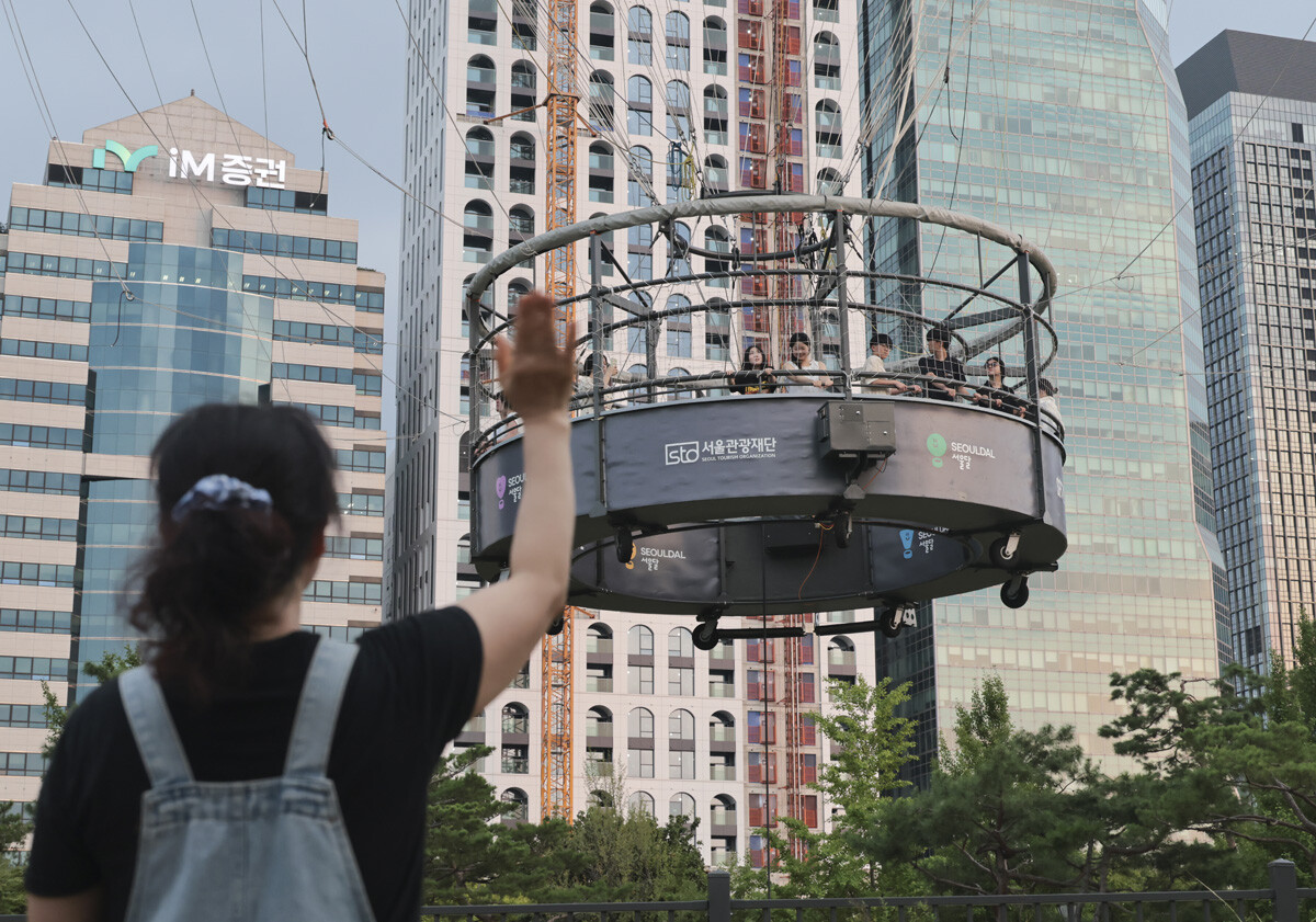 '서울달'에 탑승한 딸에게 손 흔드는 어머니. 사진=박정훈 기자