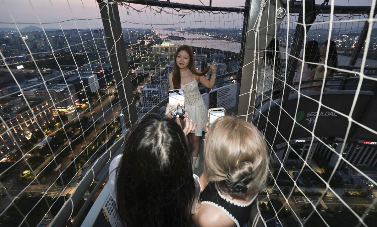 '서울달' 탑승 관광객이 기념촬영을 하고 있다. 사진=박정훈 기자