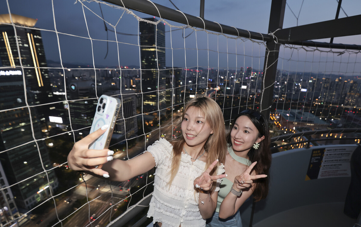 친구와 '서울달' 탑승 인증사진을 찍는 관광객. 사진=박정훈 기자