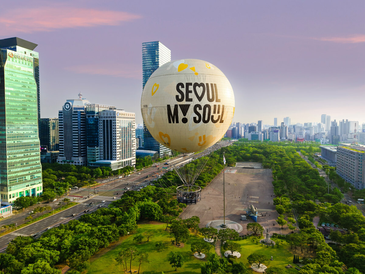 여의도공원의 푸른 녹지와 여의도 높은 빌딩숲 사이에 뜬 '서울달'이 관광 랜드마크로 거듭나고 있다. 사진=서울관광재단 제공