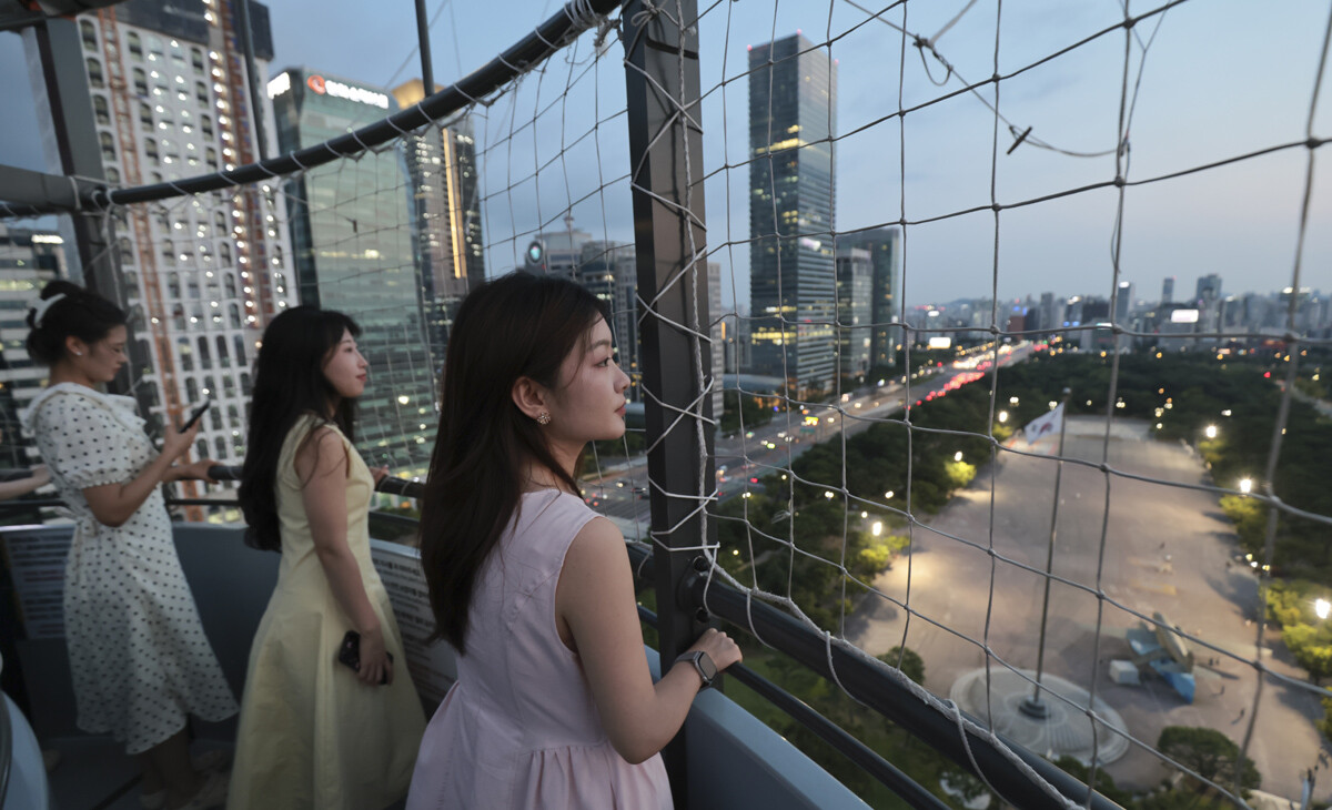 '서울달'에 탑승한 시민들이 여의도 상공에서 서울의 일몰을 바라보고 있다. 사진=박정훈 기자