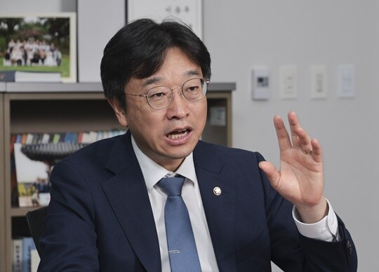 이용우 더불어민주당 의원이 9월 4일 오전 서울 여의도 국회의사당 의원회관에서 일요신문과 인터뷰를 나누고 있다. 사진=박정훈 기자