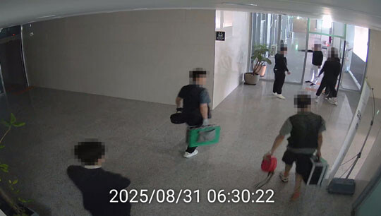 교보자산신탁 측이 새벽 6시 20분경 용역 인력 30여 명을 동원해 테라스하우스 A 를 점거한 장면들. 사진출처=입주민, 제보자