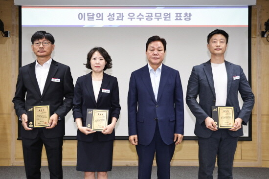 우수공무원 시상 모습. 왼쪽부터 건설지원과 안연주 주무관, 홍보담당관 임민주 주무관, 박완수 경남도지사, 경제기업과 조은석 주무관. 사진=경남도 제공