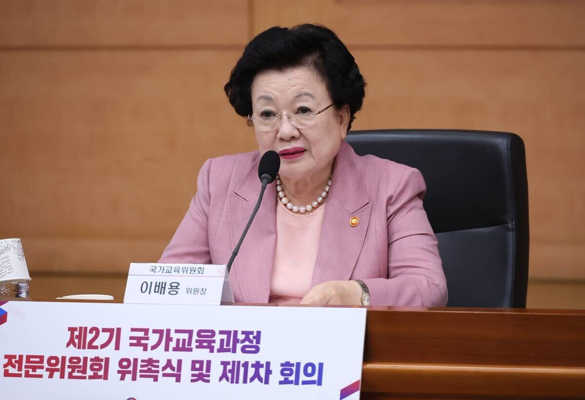 김건희 여사 측에 인사 청탁을 위해 금거북이를 건넸다는 의혹을 받는 이배용 국가교육위원회위원장이 지난 6월 30일 서울 종로구 정부서울청사 별관에서 환영사하는 모습. 사진=연합뉴스