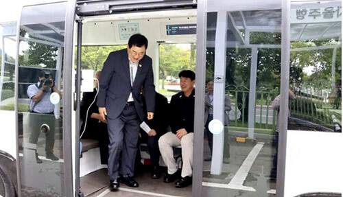 주낙영 시장이 10일 자율주행차를 직접 체험하고 안전성을 점검하고 있다. 사진=경주시 제공