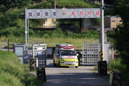 9월 10일 오후 경기 파주시의 한 육군 부대에서 훈련 중 폭발 사고가 일어나 구급차가 위병소를 통과하고 있다. 사진=연합뉴스
