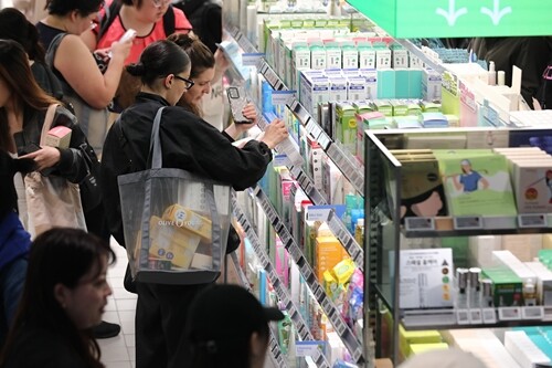 오후 서울 중구 명동 화장품 상점에서 외국인들이 물건을 구입하고 있다. 사진=박은숙 기자