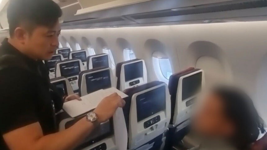 해양경찰청 관계자가 콜롬비아 국적의 코카인 제조사범 A 씨(47)를 국내로 압송하는 모습. 사진=해양경찰청 제공