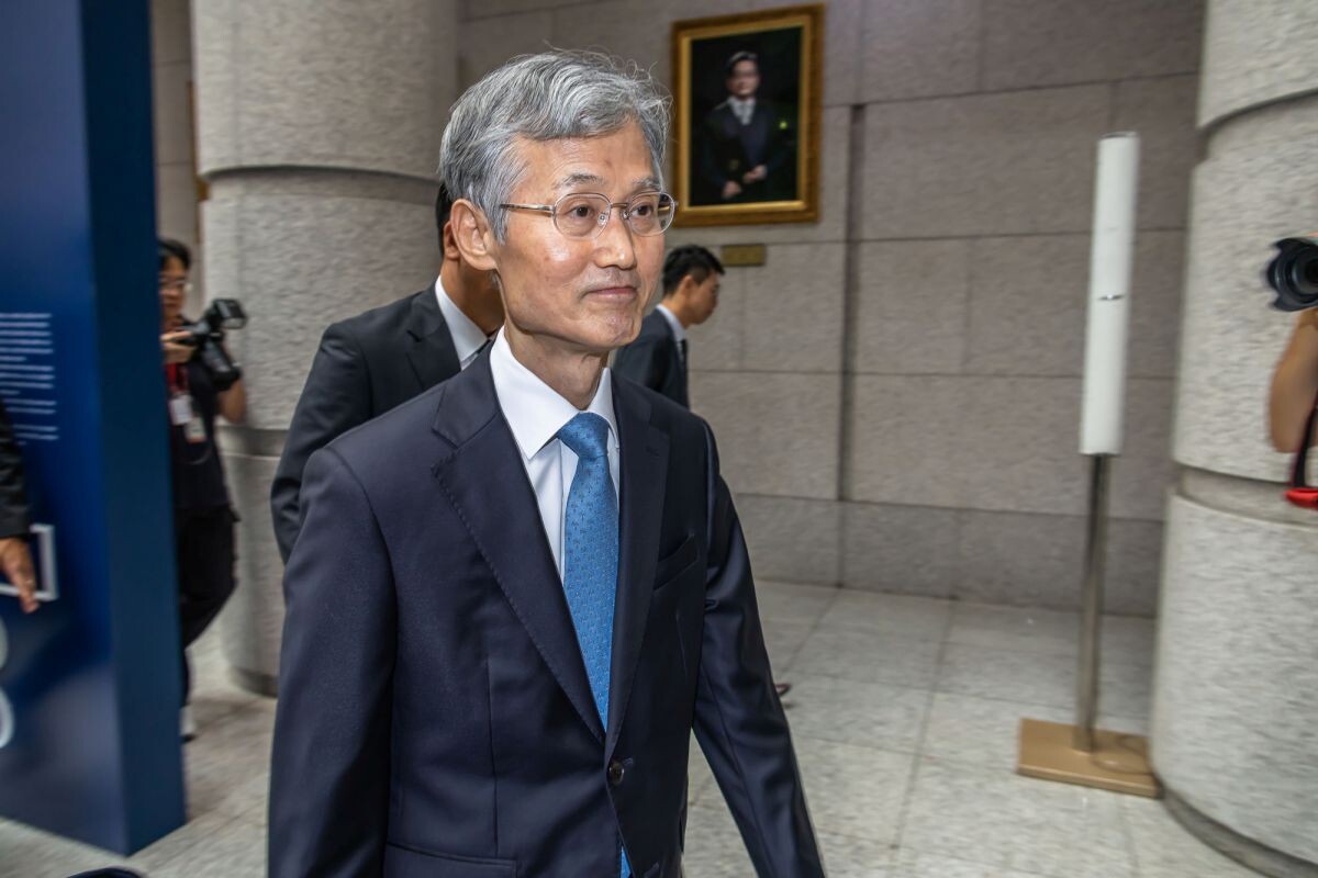 조희대 대법원장이 12일 서울 서초구 대법원에서 열린 ‘2025 대한민국 법원의 날 기념식’을 마치고 퇴장하고 있다. 사진=최준필 기자