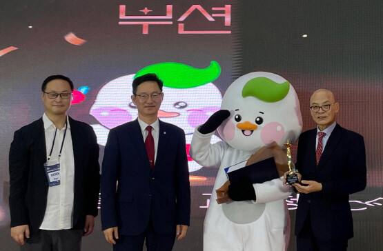 시상식 모습. 왼쪽부터 중국완구유아용품협회 메이원 이사, 대전관광공사 오세훈 단장, 부션, 대한민국 지자체 공공캐릭터 페스티벌 조직위원회 조태봉 위원장. 사진=부산교육청 제공