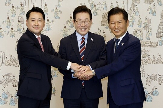 이재명 대통령이 9월 8일 용산 대통령실에서 여야 지도부 오찬 회동에 참석한 더불어민주당 정청래 대표, 국민의힘 장동혁 대표와 기념촬영을 하고 있다. 사진=연합뉴스