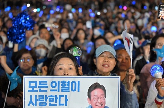 6월 4일 서울 여의도 국회앞에 마련된 더불어민주당의 국민개표방송시청 현장에서 지지자들이 이재명 대통령 후보의 당선 수락연설을 듣고있다. 사진=박은숙 기자