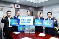 김경일 파주시장, 국토부에 '철도 염원' 시민 10만인 서명부 전달