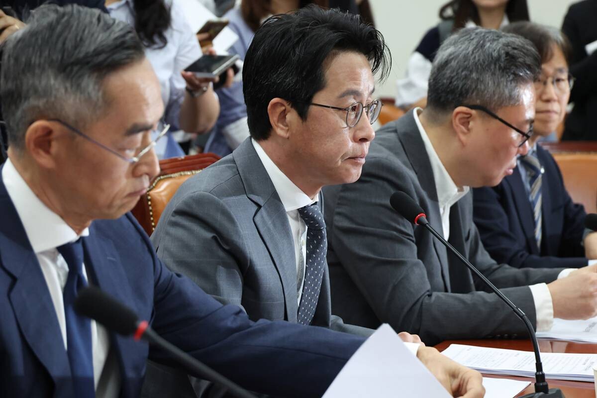 23일 국회에서 열린 '국민의힘 정무위원회, 롯데카드 개인정보 유출사태 피해자 보호 방안 및 재발방지 대책 간담회'에 참석한  조좌진 롯데카드 대표이사(가운데). 사진=박은숙 기자