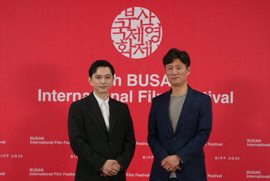 영화 ‘국보’로 부산국제영화제 찾은 이상일 감독(오른쪽)과 배우 요시자와 료. 사진=‘국보’ 공식 트위터
