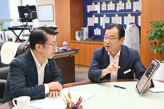 이현재 하남시장(오른쪽)이 지난25일 경기도청 북부청사에서 김대순 경기도 행정2부지사를 만나 위례신사선 하남 연장 및 9·3호선 연장 등 광역철도 현안을 논의하고 있다. 사진=하남시 제공