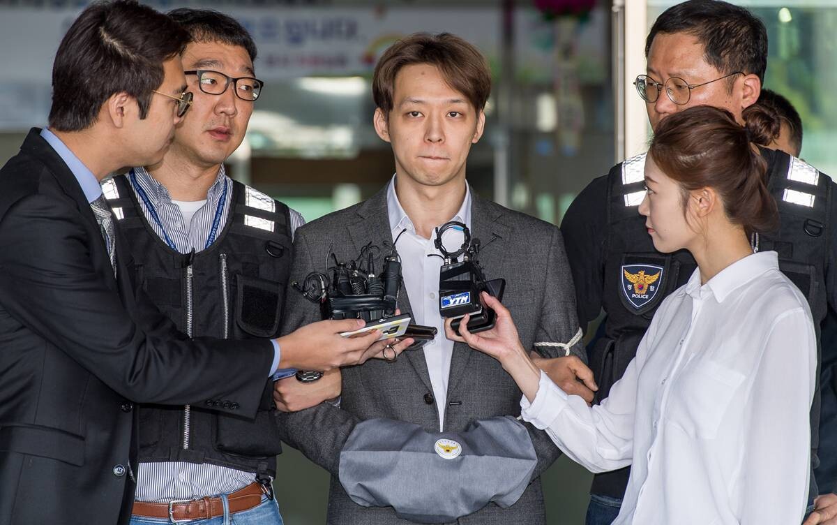 필로폰 투약 혐의로 구속됐던 가수 겸 배우 박유천이 지난 2019년 5월 경기도 수원시 수원남부경찰서에서 검찰 송치를 위해 호송 차량으로 이동하기 전 취재진의 질문에 답하고 있다. 사진=최준필 기자
