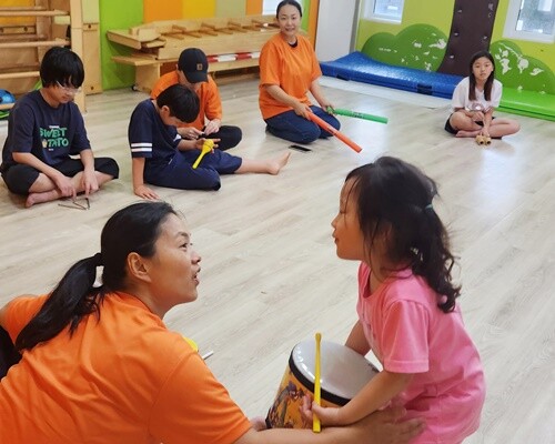 1차 캠프 음악놀이. 악기를 함께 연주하며 소리를 맞추는 경험 속에서 서로의 마음도 맞춰간다. 사진=상상통통 제공
