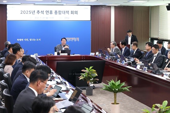 정명근 화성특례시장이 30일 2025년 추석 연휴 종합대책 회의를 주재하고 있다. 사진=화성특례시 제공