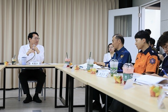 정명근 화성특례시장이 유관기관 관계자와 자살예방 방안에 대해 논의하고 있다. 사진=화성특례시 제공