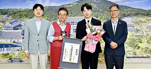 이철우 지사가 2일 도청 접견실에서 가수 권영훈(오른쪽 두번째)에게 홍보대사 위촉장을 전달하고 있다. 사진=경북도 제공